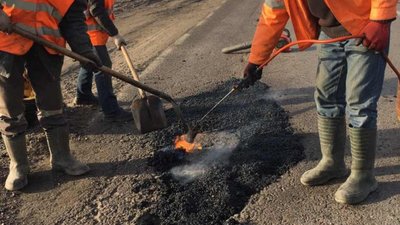 Як на Львівщині латають ями (ФОТО)