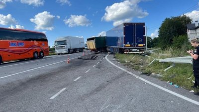 У МВС повідомили подробиці ДТП за участі вантажівок біля Львова (ФОТО)