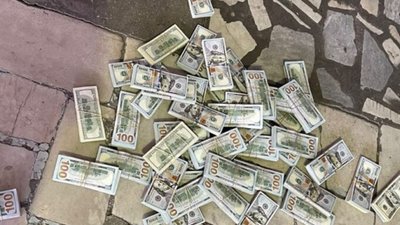СБУ викрила ділків, які у валізах намагалися завезти в Україну готівку на 37 млн грн