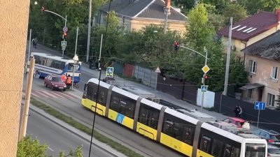 У Львові не розминулись трамвай і маршрутка (ВІДЕО)