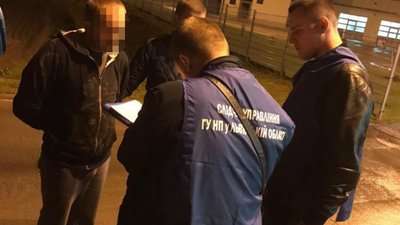 На Львівщині правоохоронці затримали чоловіка, причетного до вербування жінки для подальшої сексуальної експлуатації