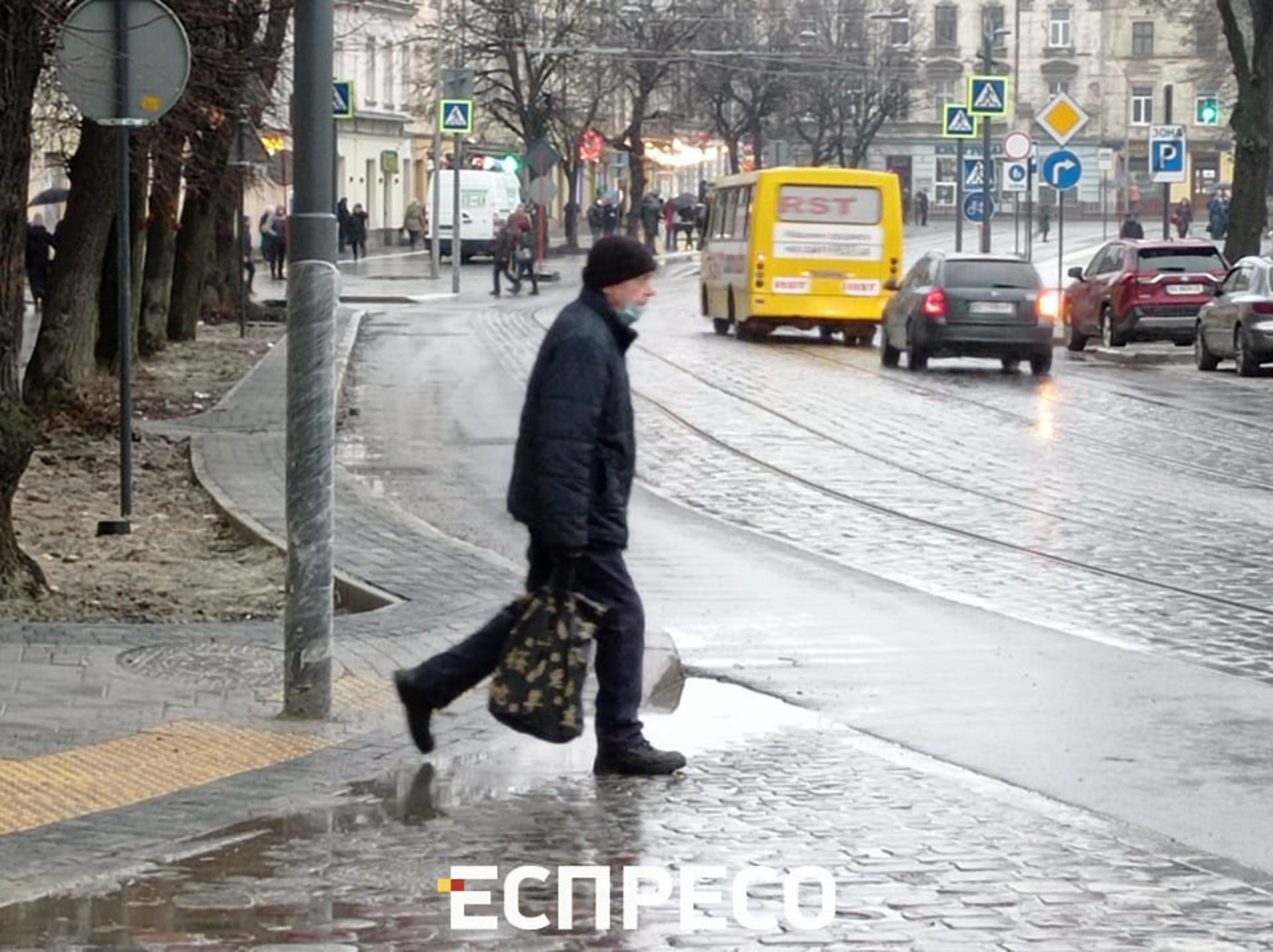 У Львові на вулиці Степана Бандери не зробили стоки води