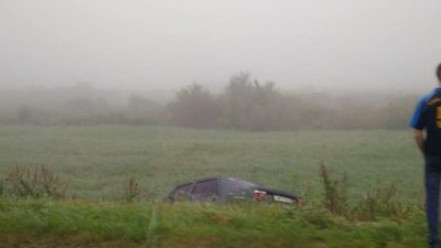 Біля Львова через сильний туман автомобіль злетів у кювет (ФОТО)