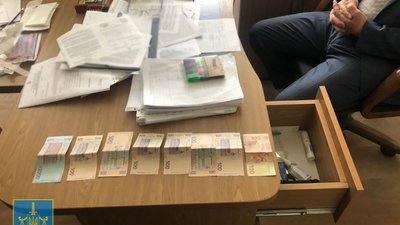 На Львівщині на хабарі викрито директора навчального закладу