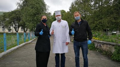 Медикам Тернопільщини передали захисні костюми і пульсоксиметри