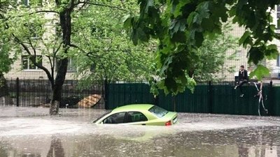 Як після сильної зливи у Києві потонули автомобілі (ФОТО)