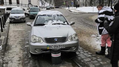 У центрі Львова іномарка протаранила болард (ФОТО)