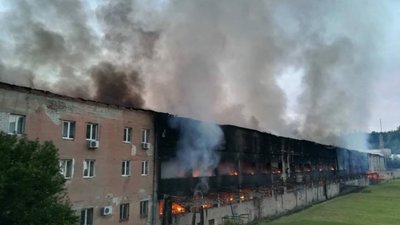 Виносили зброю, рятували людей: у Львові п‘ять годин гасили пожежу на комплексі Міноборони