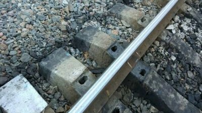 У Самборі місцеві жителі переодягнулися залізничниками і демонтували частину колії