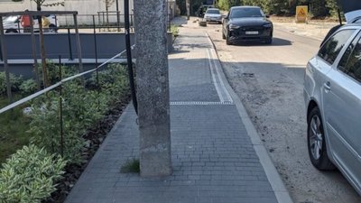 У Львові пішоходам заважає стовп (ФОТО)