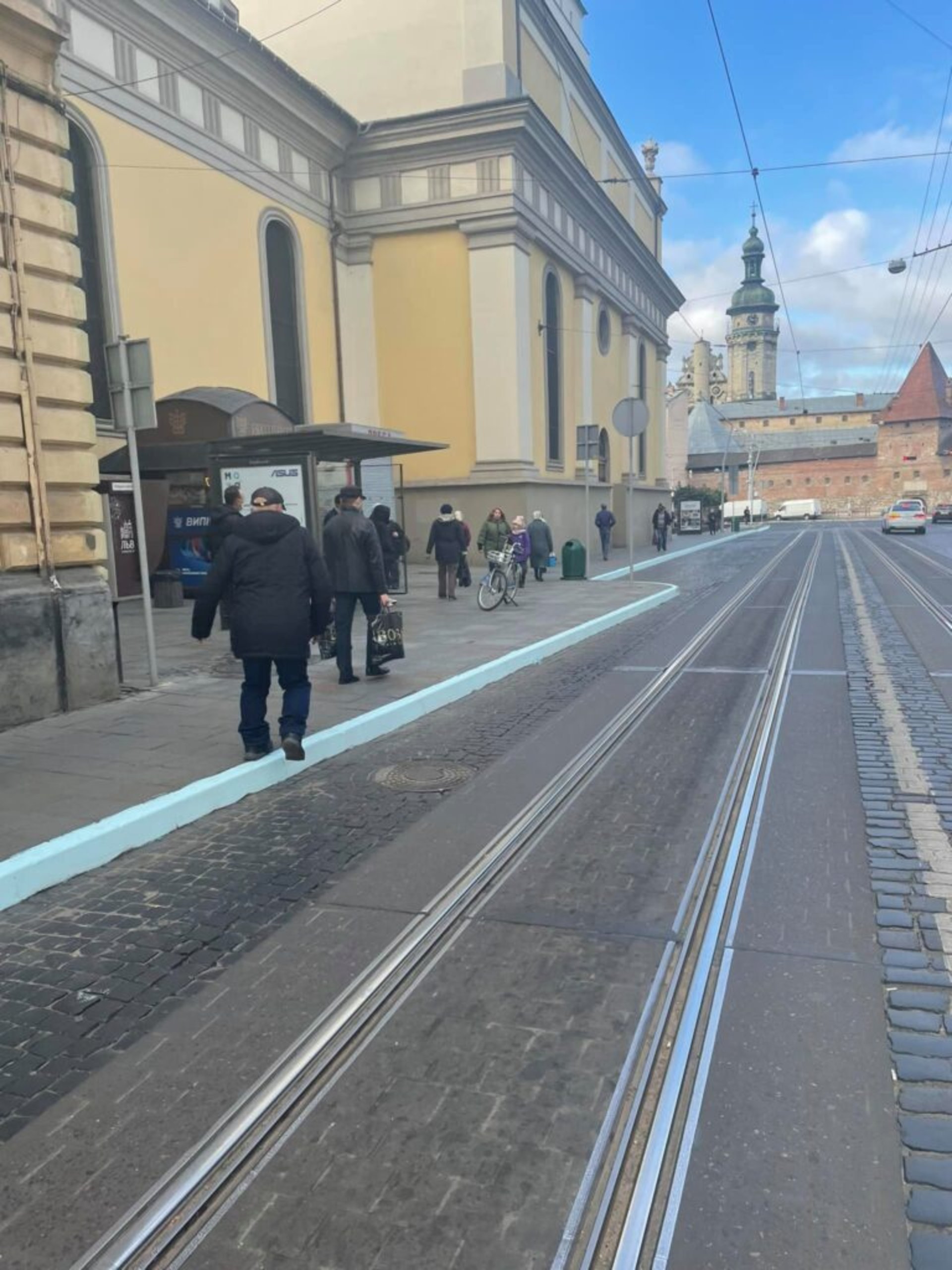 У центрі Львова побілили бордюри, фото ГЛМЛ