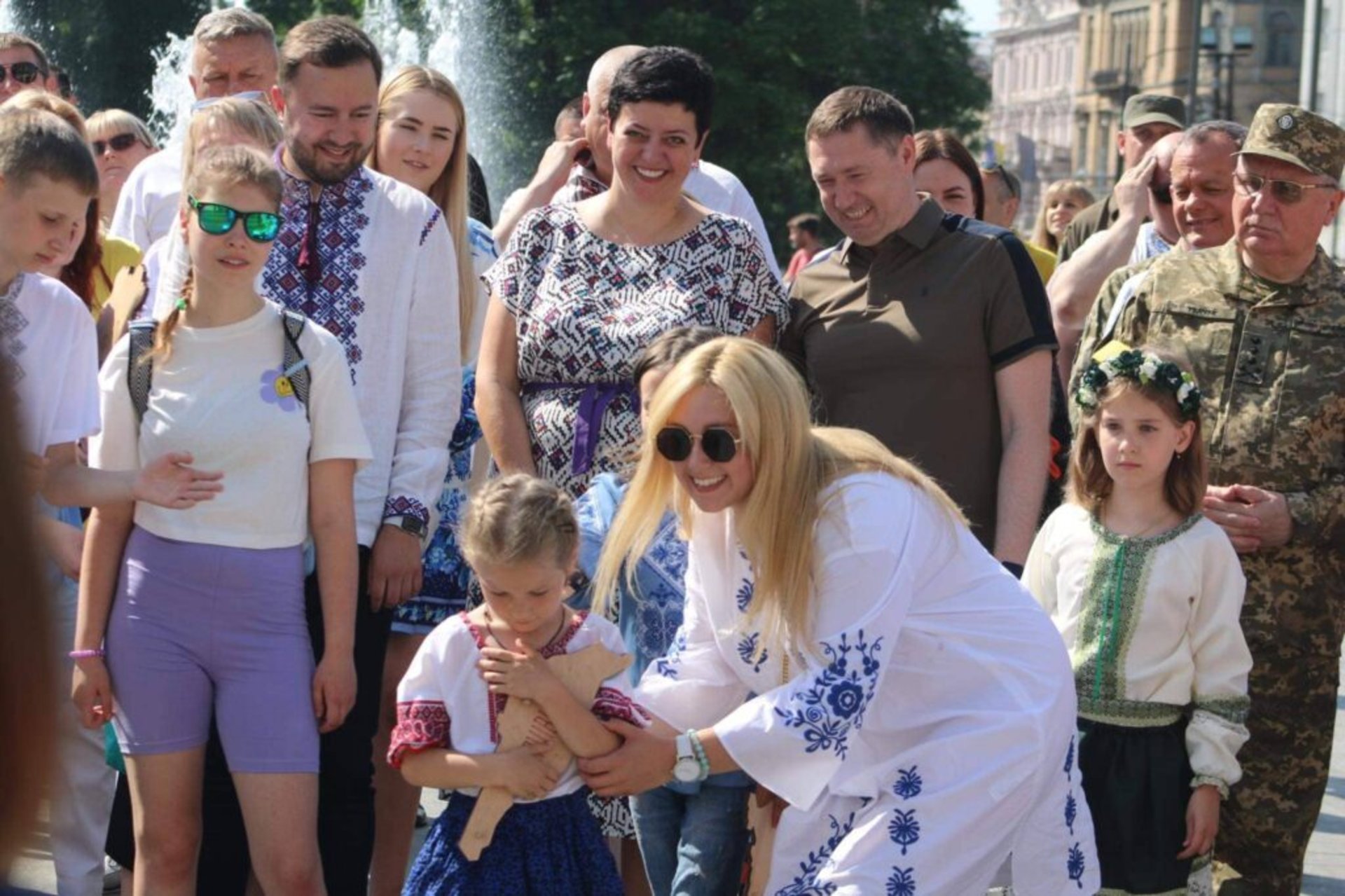 Дітки з різних куточків держави, які через війну знайшли прихисток на Львівщині, склали з дерев’яних пазлів карту України як символ неподільності нашої держави. Кожна дитина встановила на основу одну область