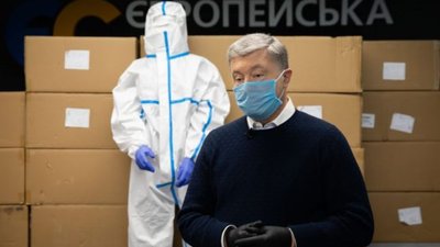 Фонд Порошенка відправив перші 10 тисяч захисних костюмів для лікарів