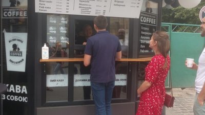 У Львові кафе постелило під ноги прапор ДНР (ФОТО)