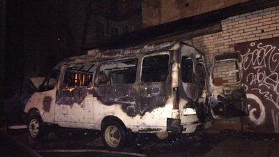 На Львівщині вогонь знищив автомобілі