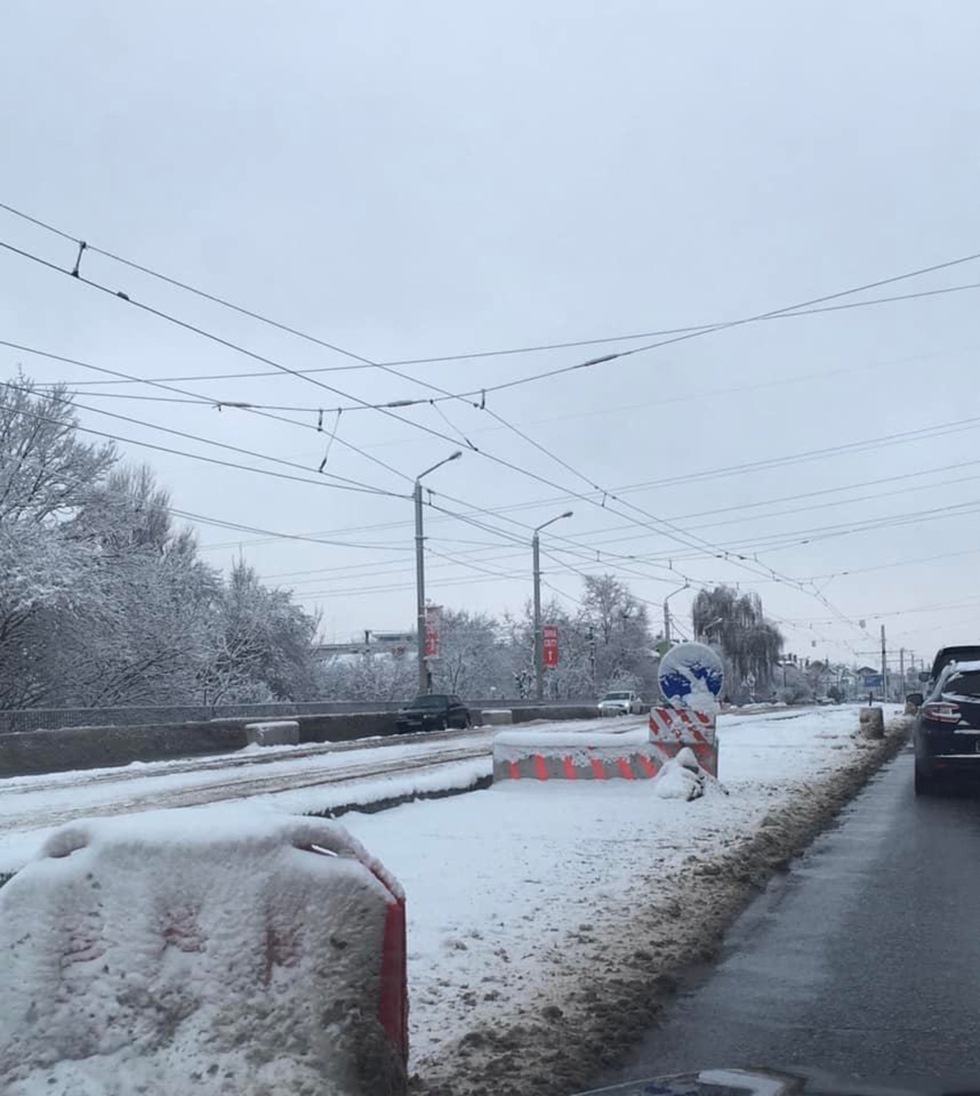 Дорожні знаки у Львові припали снігом, фото ГЛМЛ