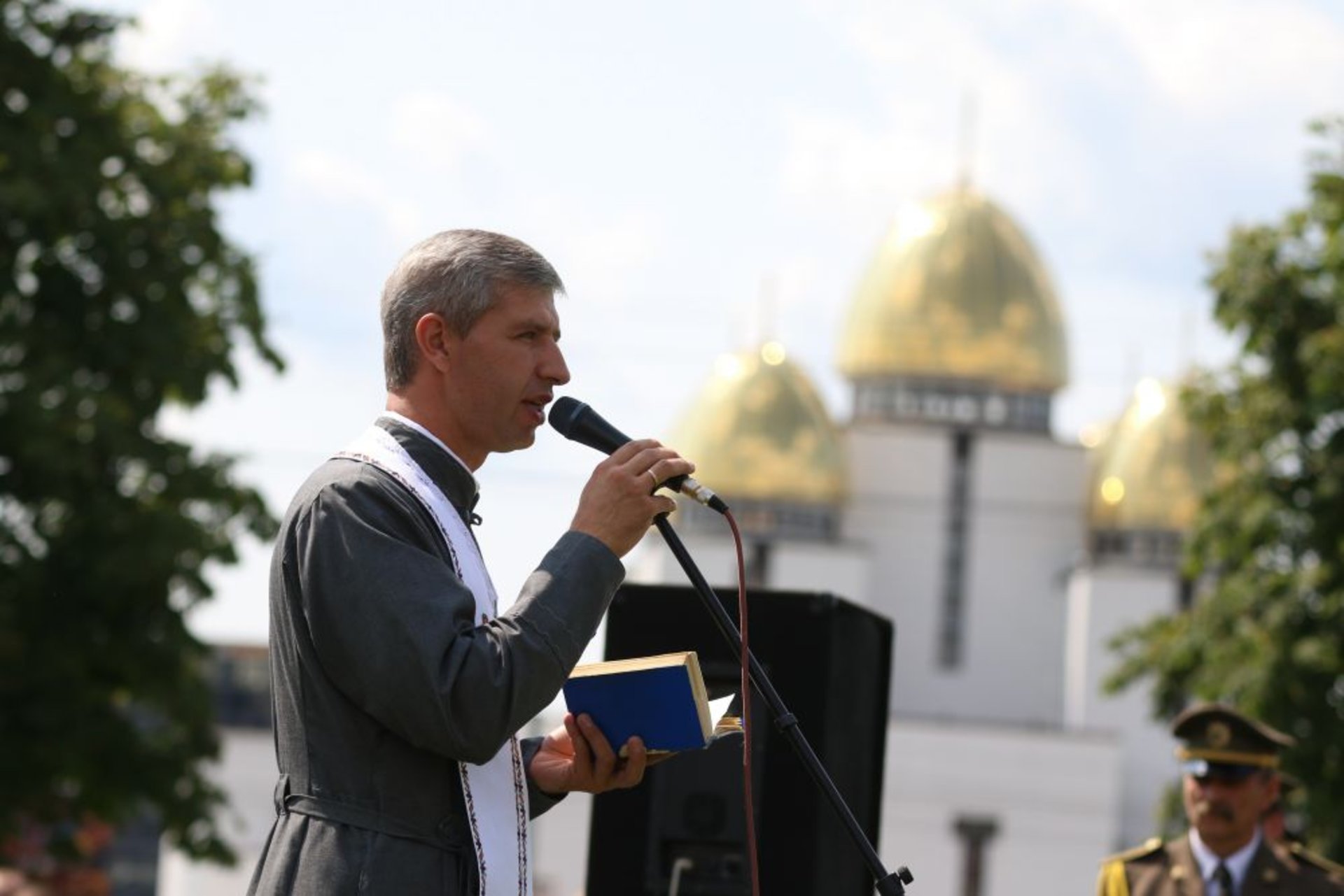 На площі біля Центру Довженка замайорів національний стяг, фото ЛМР