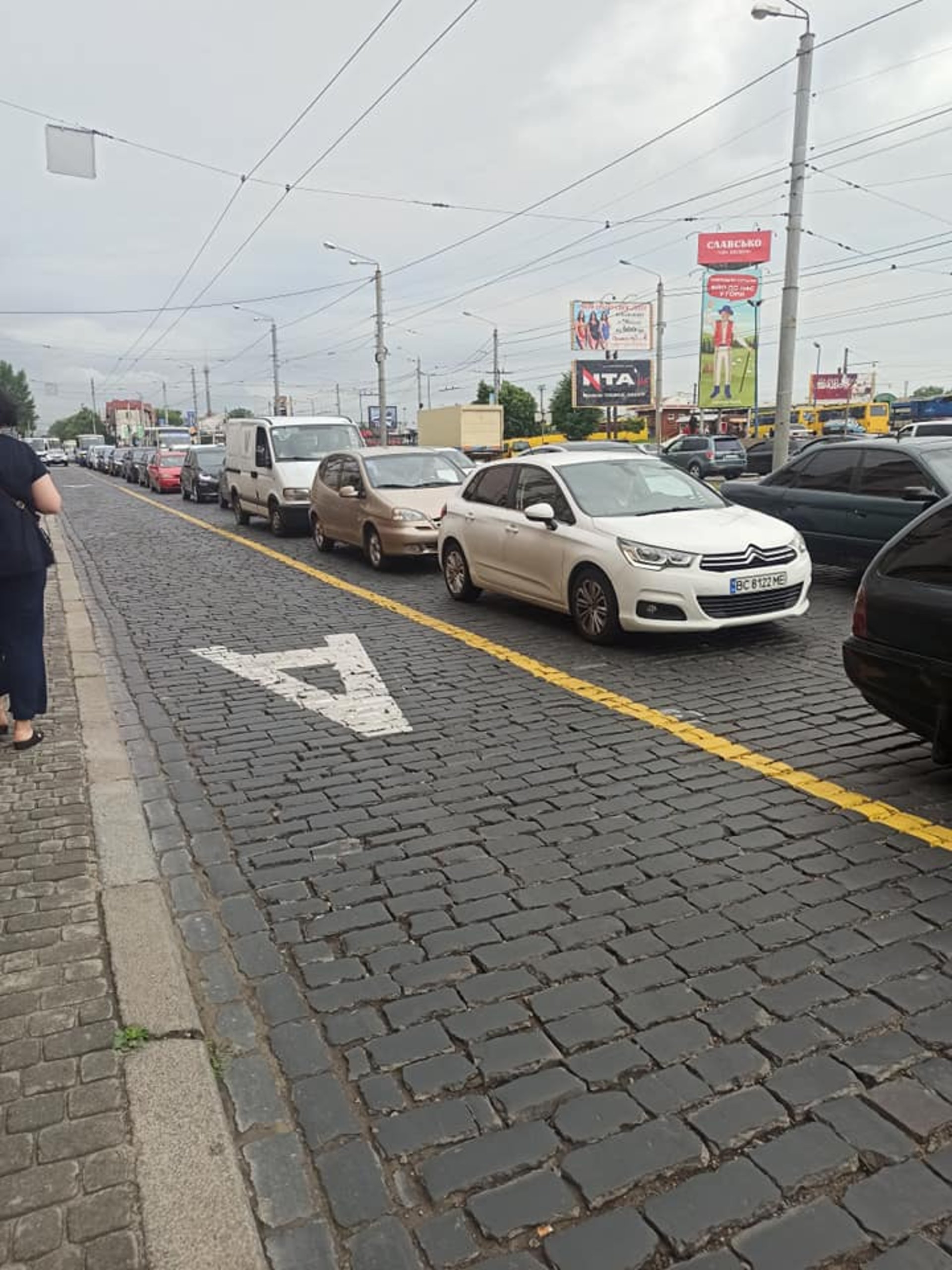 У Львові на Городоцькій намалювали смугу для громадського транспорту, фото ЛЬВІВ БЕЗ ЗАТОРІВ