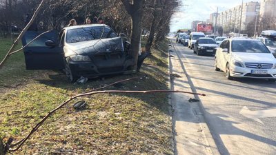 У Львові автомобіль влетів у дерево (ФОТО)