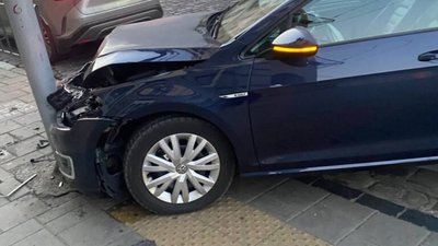 У Львові водій автомобіля влетів у стовп