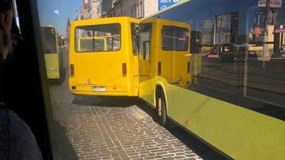 У Львові не розминулись дві маршрутки (ФОТО)