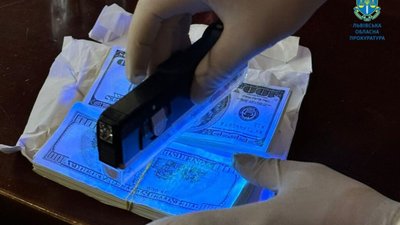 У Львові двоє жінок за 20 тисяч доларів відправляли чоловіків за кордон