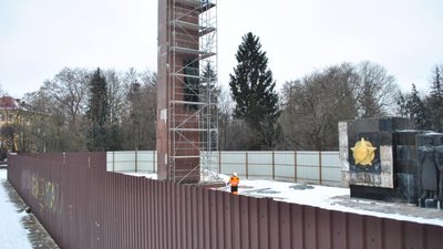 У Садового нарешті обіцяють демонтувати радянський Монумент на Стрийській (ФОТО)