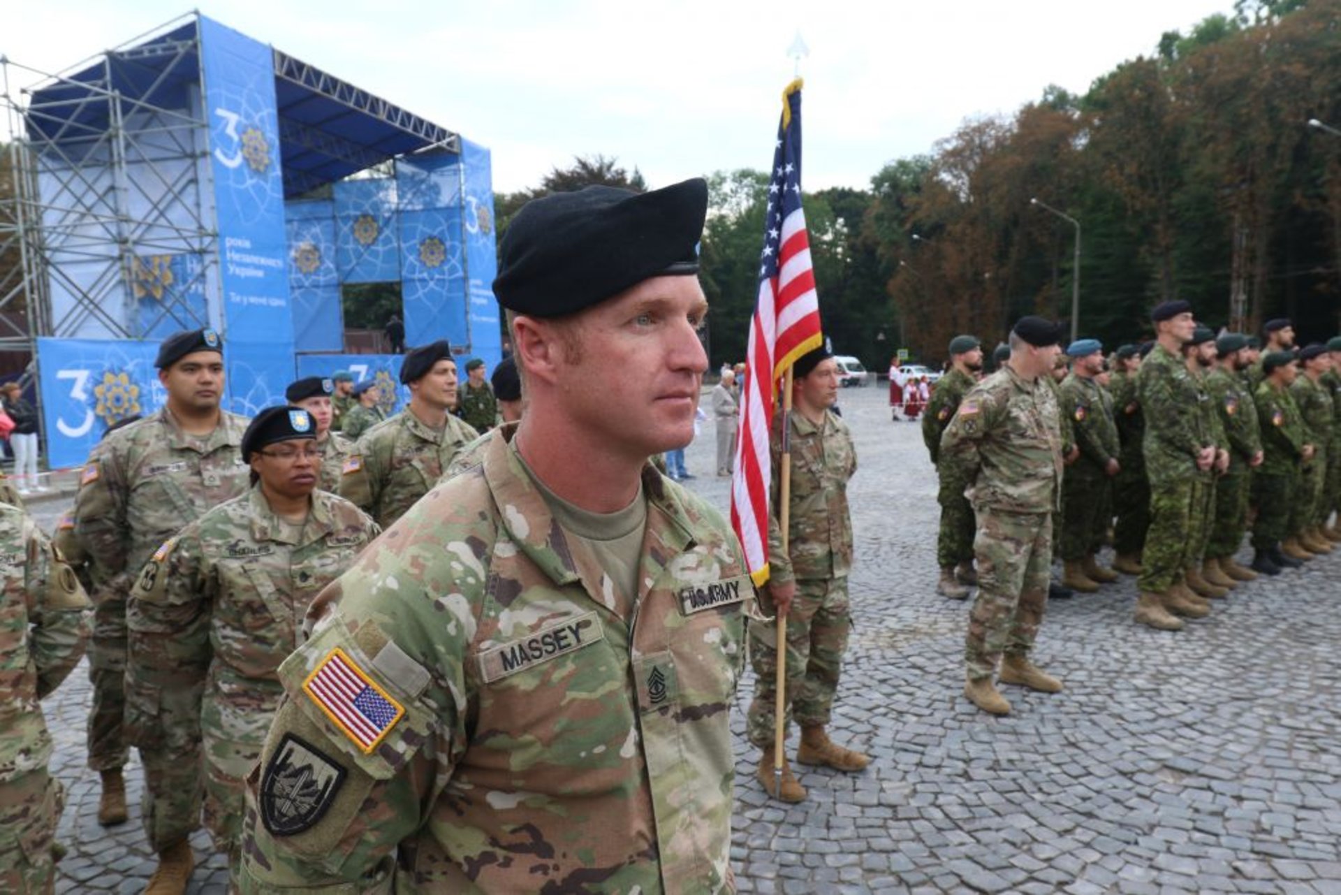 У Львові на найбільшому флагштоку за 12 млн грн урочисто підняли прапор України, фото ЛМР