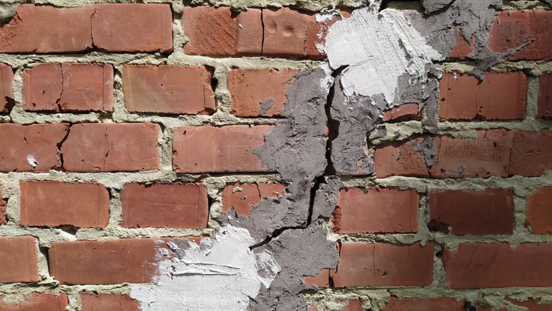 Карстове провалля, яке утворилося 6 тижнів тому на Львівщині збільшилося на метр, фото Суспільне