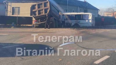 На Закарпатті вантажівка влетіла у рейсовий автобус (ВІДЕО)