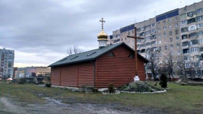 Поліція встановлює, хто обклеїв листівками церкву у Львові (ФОТО)