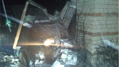 На Сокальщині п‘яний водій на бусі злетів з траси у будівлю