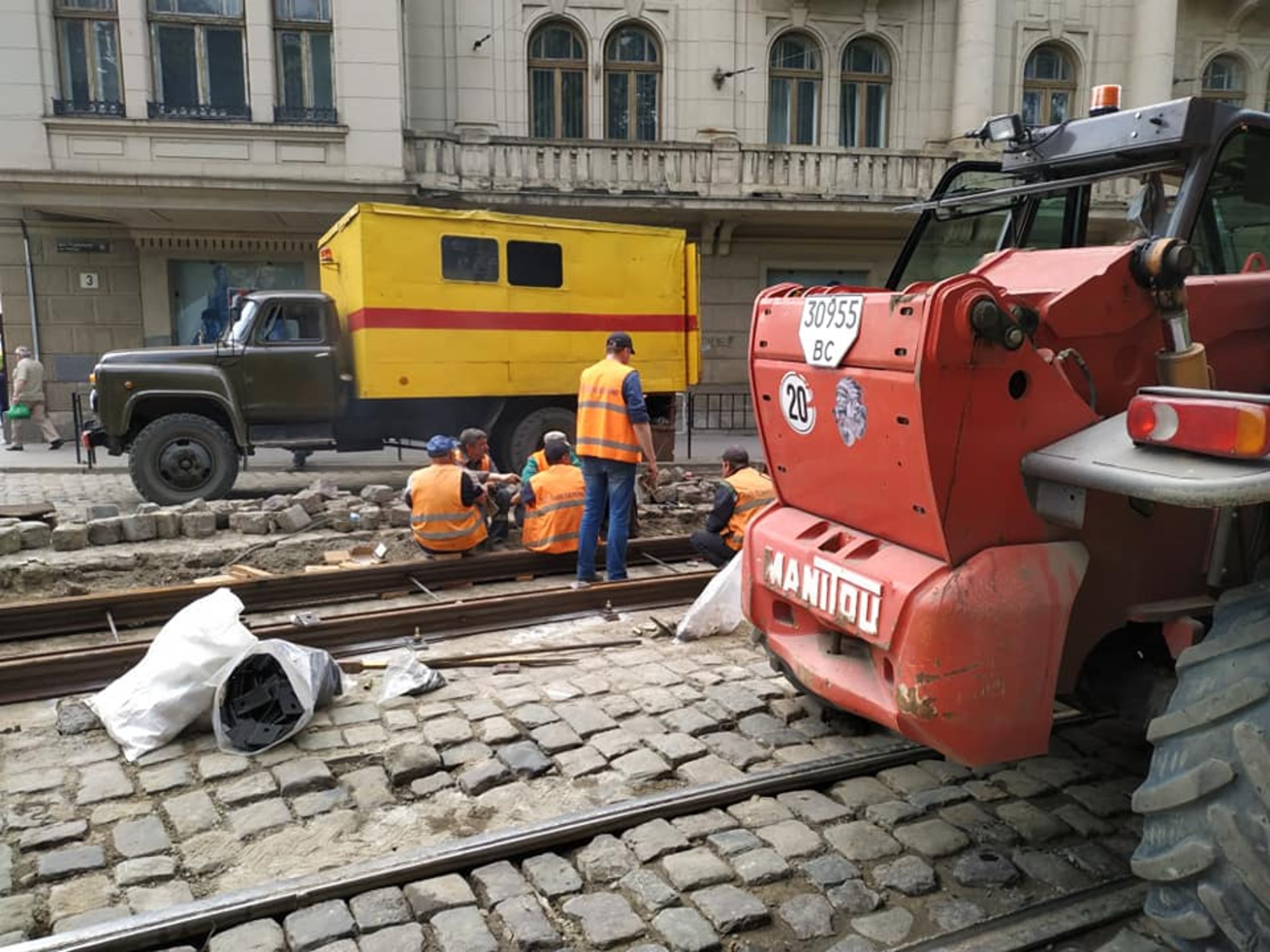 На вулиці Підвальній перекрили рух транспорту