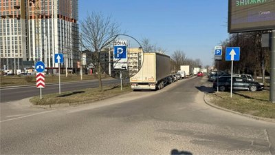 У Львові у спальному районі виник скандал через платне паркування