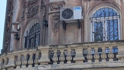 У Львові з фасаду будинку просять прибрати кондиціонер (ФОТО)