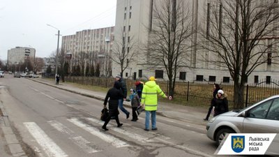 Біля шкіл Львова знову працюватимуть «жовті добродії»