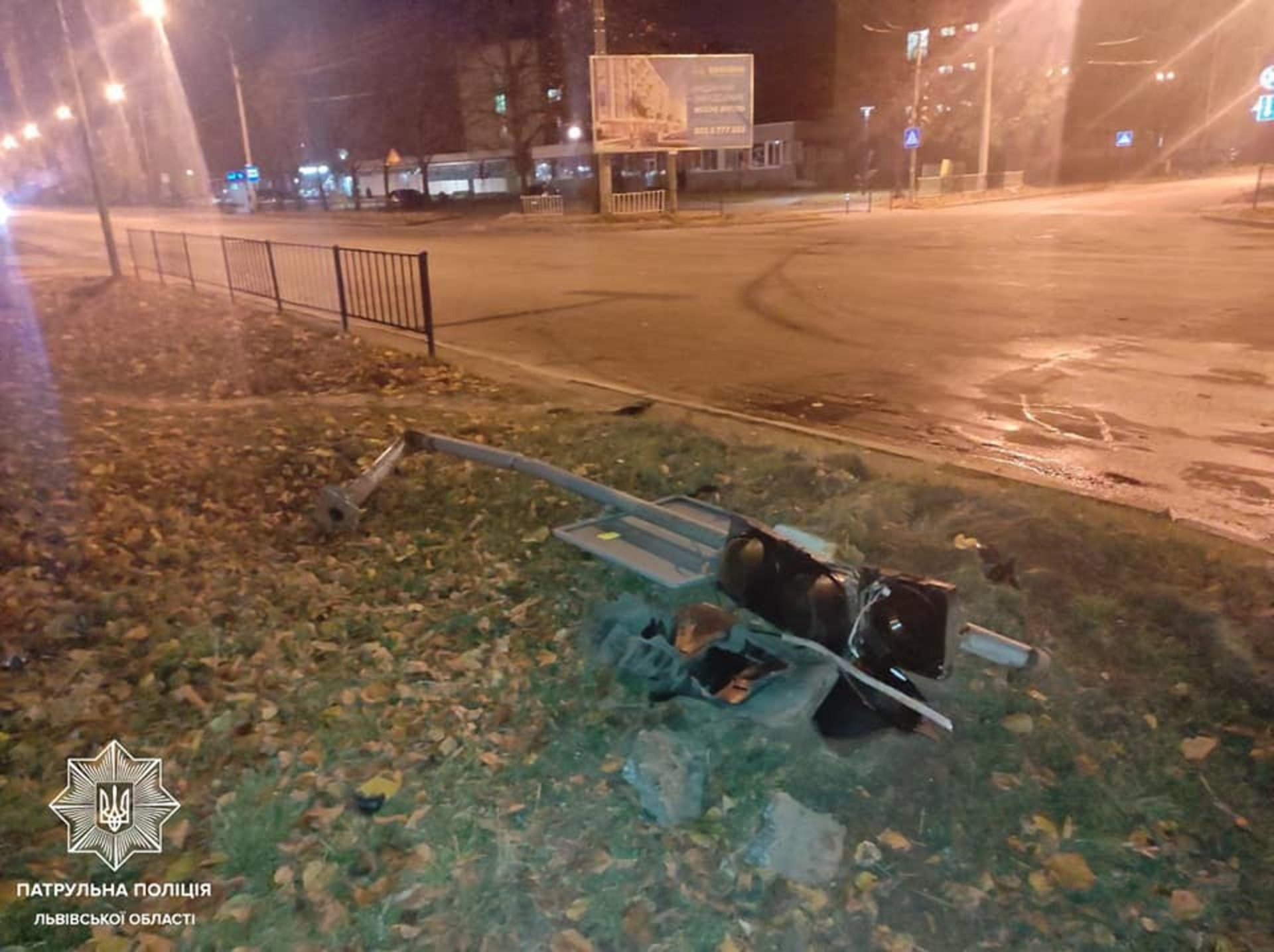 У Львові на світанку п’яний водій Audi розтрощив світлофор та огорожу