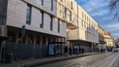 У центрі Львова відмивають гроші на зупинці