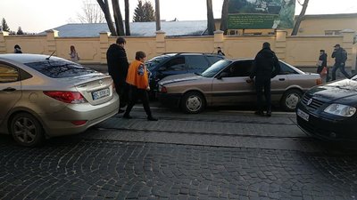 У Львові на Личаківській зупинився рух трамваїв (ФОТО)