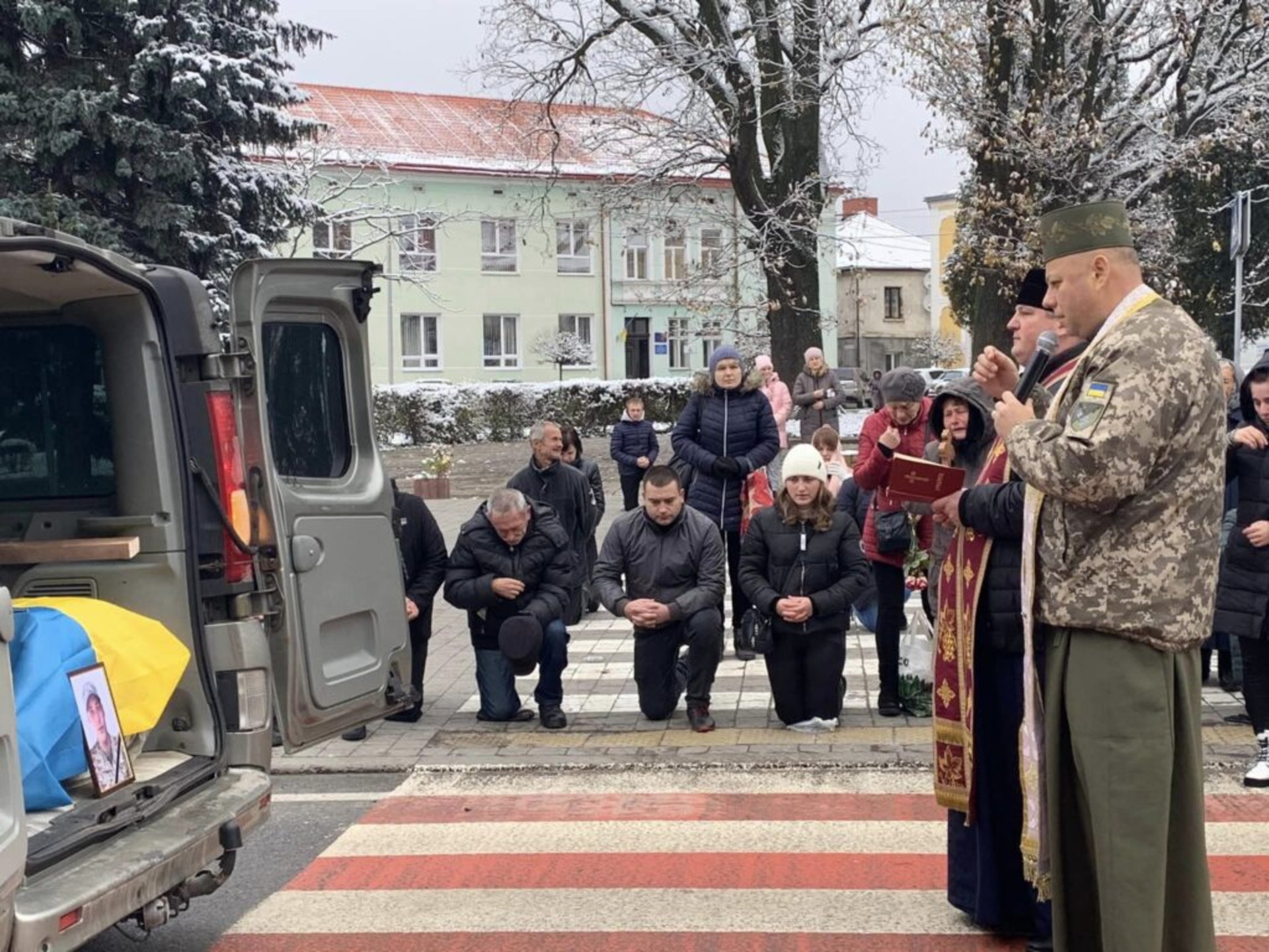Львівщина навколішки зустріла тіло Героя України