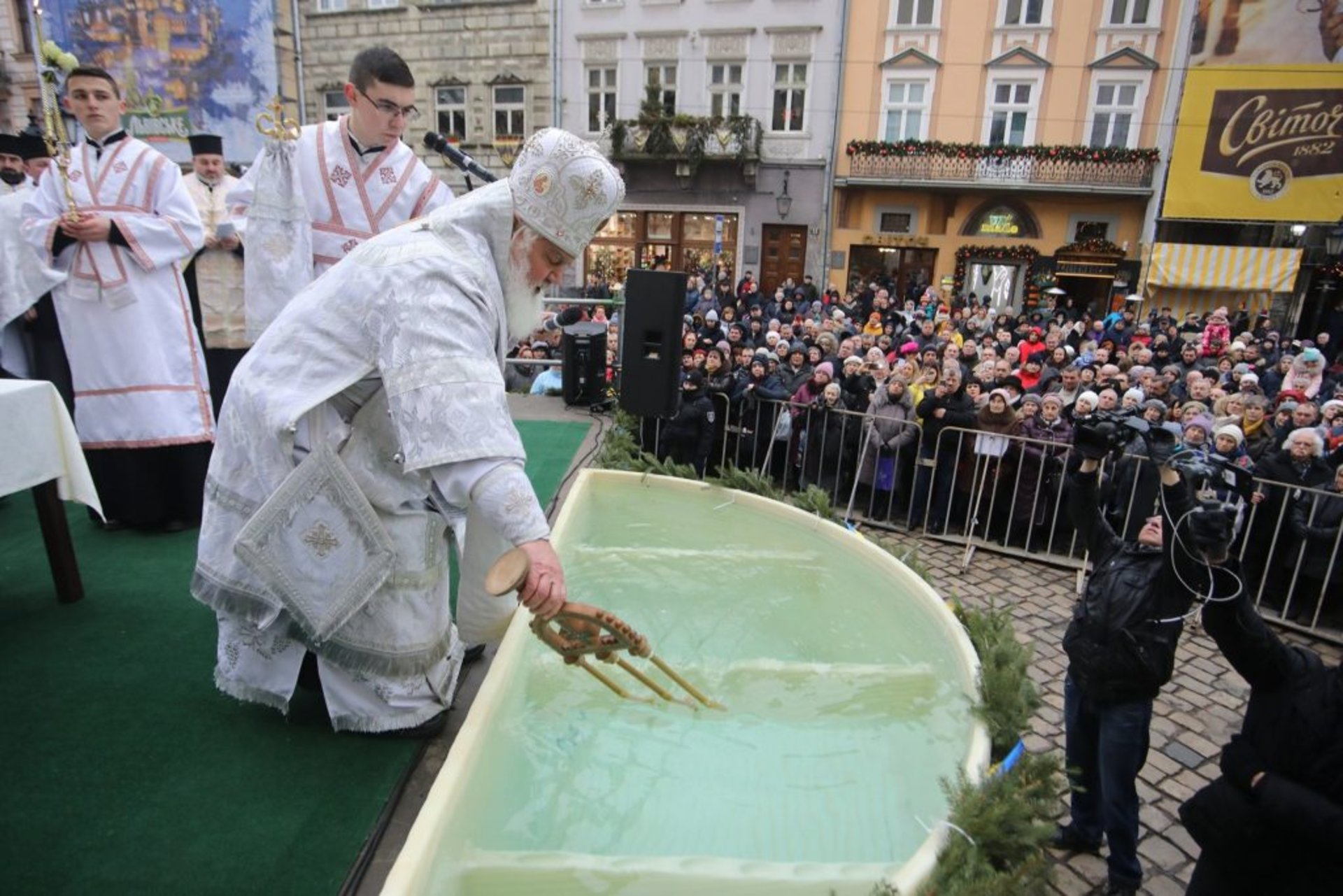 На пл. Ринок відбулось загальноміське освячення води. Фото Христина Процак