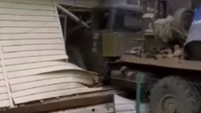 На Львівщині вантажівка «УРАЛ» в’їхала у житловий будинок (ВІДЕО)