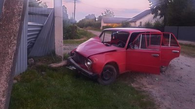 22-річний водій у Оброшино влетів у електричний стовп (ФОТО)