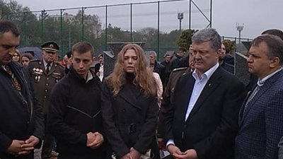 Порошенко прибув у Шевченківський гай (ВІДЕО)