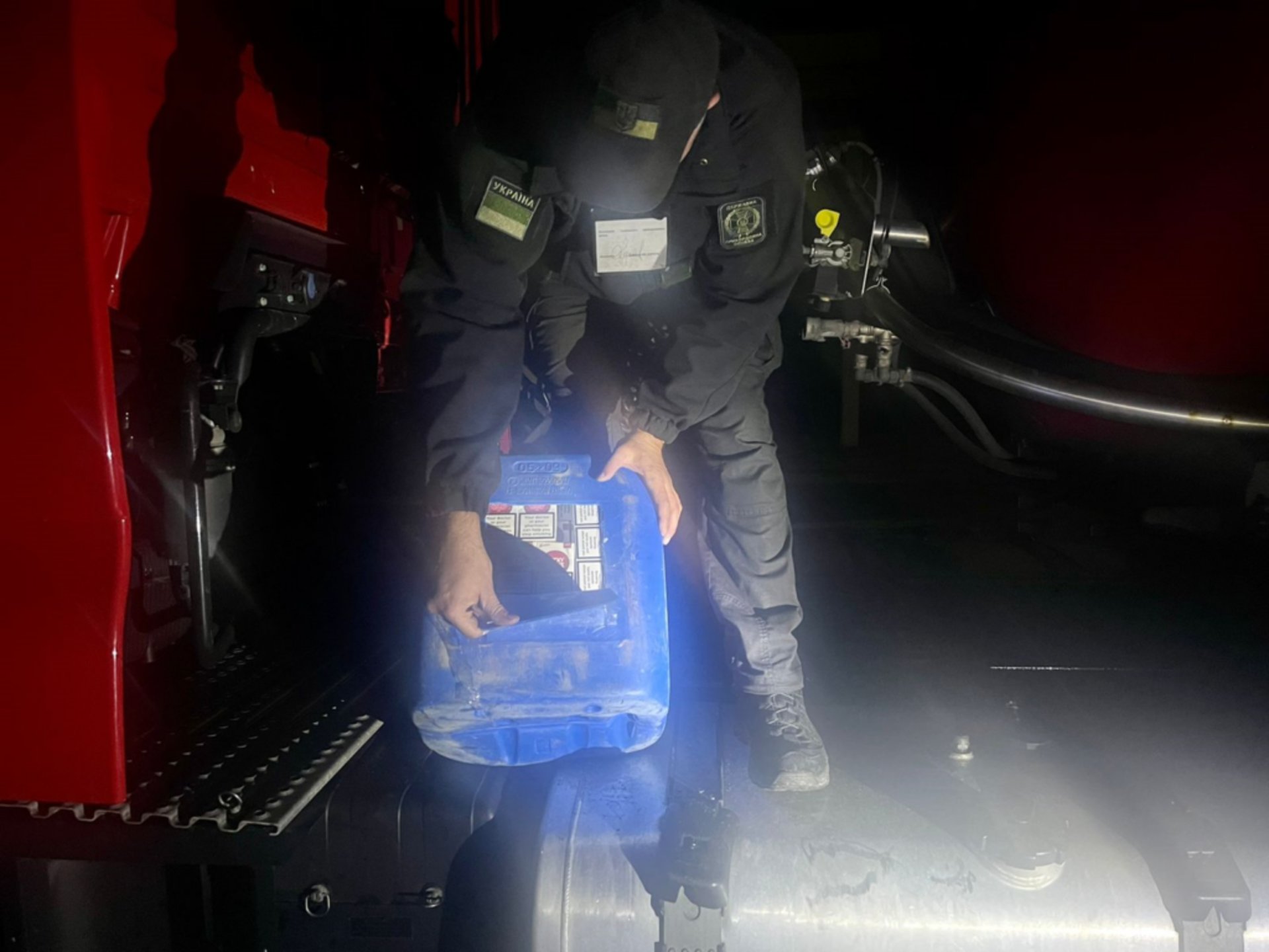 На кордоні з Польщею у каністрах та ящиках для вогнегасників знайшли сигарети