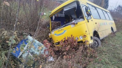На Львівщині перекинувся шкільний автобус