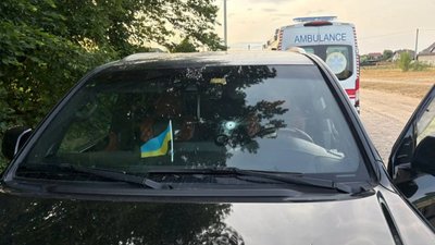 На Львівщині обстріляли автомобіль Lexus (ФОТО)