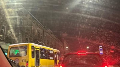 У Львові перед Миколаєм повністю зупинився рух транспорту (ФОТО, ВІДЕО)