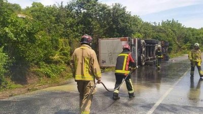 24 тонни олії розлилося на трасу внаслідок ДТП біля Берегова