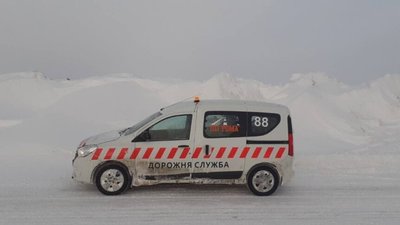 У Києві на жінку впав сніг
